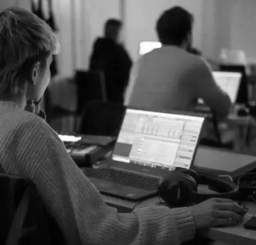 Laboratorio di Music Production a Firenze con postazioni professionali per aspiranti producer e tecnici del suono.
